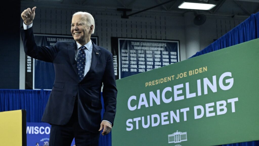 Biden's student debt plan creates loan cancellations in the event of a financial disaster